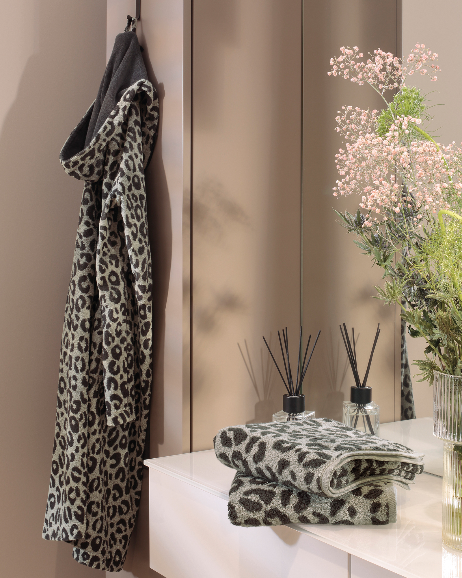 Cawö Home Bademäntel Damen Kurzmantel mit Kapuze Leo 851 basalt - 77 - L