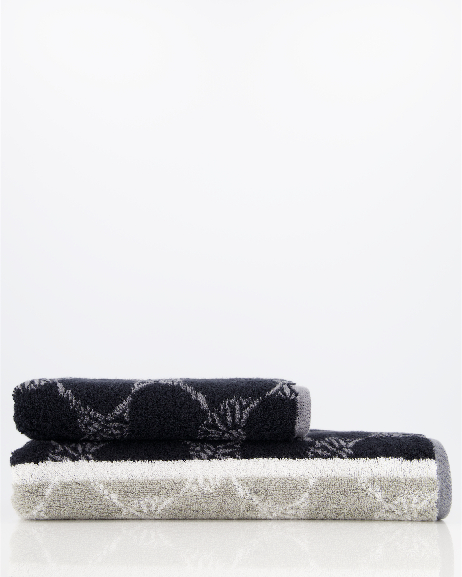 JOOP! Signature Cornflower Stripes 1657 - Farbe: Schwarz - 97 Duschtuch 80x150 cm Detailbild 3 JOOP! Signature Cornflower Stripes 1657 - Farbe: Schwarz - 97 Duschtuch 80x150 cm Detailbild 3