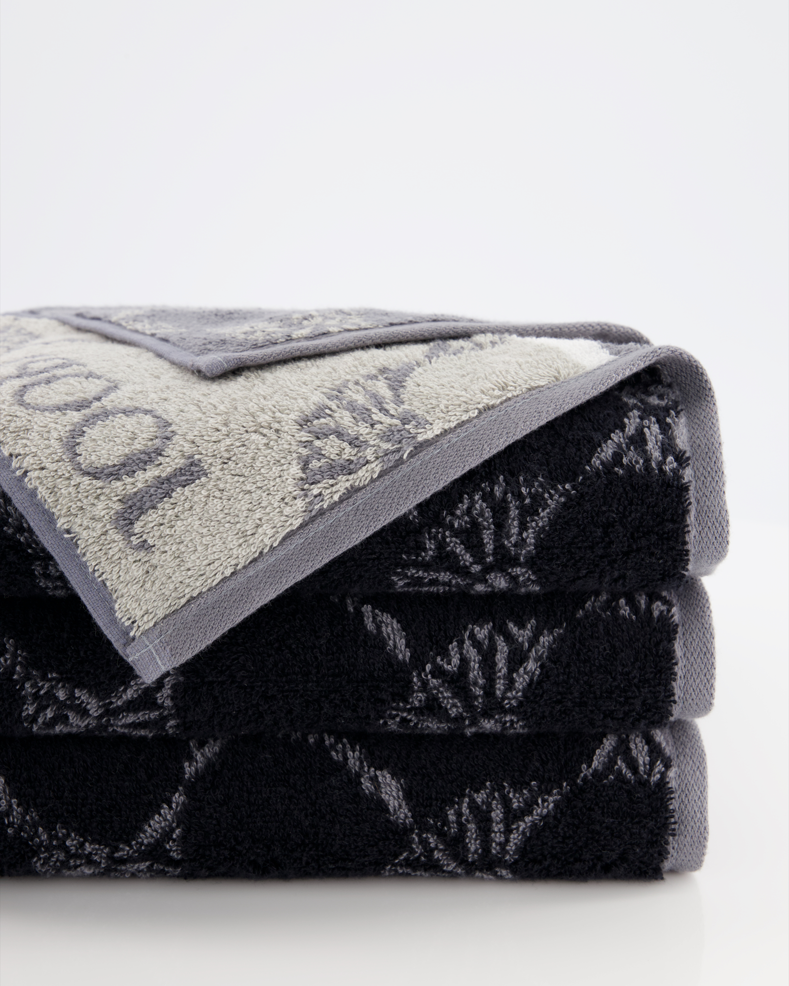 JOOP! Signature Cornflower Stripes 1657 - Farbe: Schwarz - 97 Duschtuch 80x150 cm Detailbild 2 JOOP! Signature Cornflower Stripes 1657 - Farbe: Schwarz - 97 Duschtuch 80x150 cm Detailbild 2