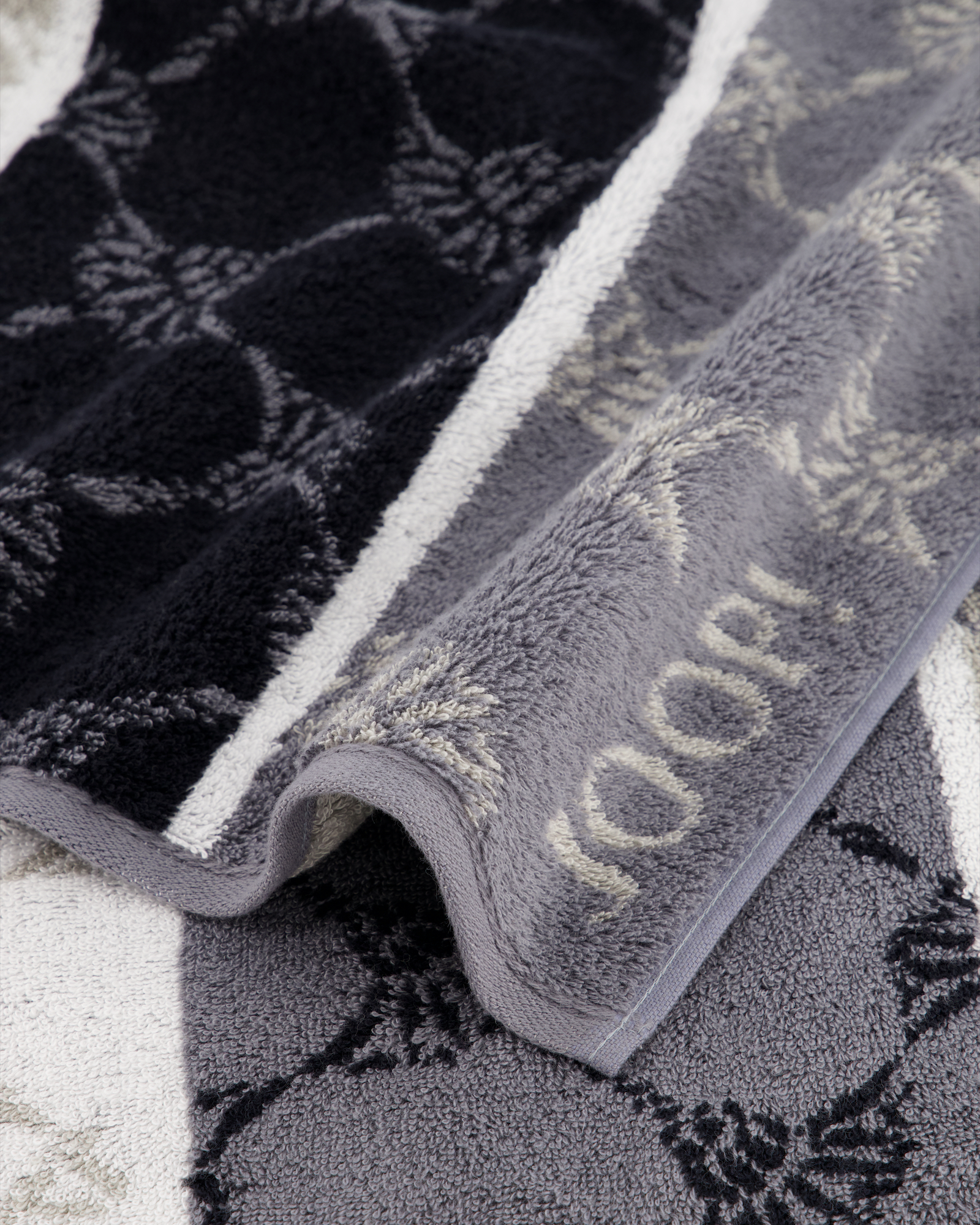 JOOP! Signature Cornflower Stripes 1657 - Farbe: Schwarz - 97 Duschtuch 80x150 cm Detailbild 1 JOOP! Signature Cornflower Stripes 1657 - Farbe: Schwarz - 97 Duschtuch 80x150 cm Detailbild 1
